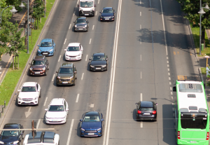 Iliustracija pranešimui spaudai Šiltnamio efektą sukeliančių dujų išmetimai transporto sektoriuje mažėja per lėtai