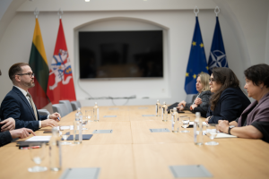 Iliustracija pranešimui spaudai Valstybės kontrolierė su krašto apsaugos ministru aptarė gynybos ir saugumo srities auditus
