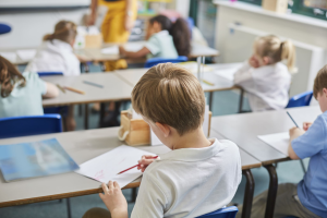 Iliustracija pranešimui spaudai Valstybės kontrolė: lietuvių kalba besimokančių užsieniečių vaikų dalis mažėja – sėkmingai jų integracijai reikalingas nacionalinis ugdymo modelis