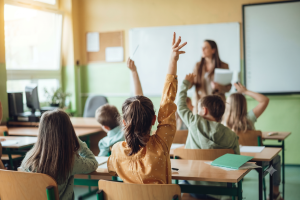 Iliustracija pranešimui spaudai Švietimo pagalbos specialistai skęsta biurokratijoje – metodinis chaosas ir perdegimas stabdo įtraukųjį ugdymą