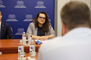 Iliustracija pranešimui spaudai Valstybės kontrolierė su finansų ministru aptarė būtinybę išlaikyti tvarius valstybės finansus, augant viešiesiems poreikiams