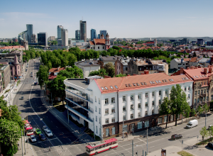 Iliustracija pranešimui spaudai Socialinėje srityje – reikšminga pažanga, tačiau vis dar laukiama svarbių sprendimų ilgalaikiam valstybės atsparumui užtikrinti